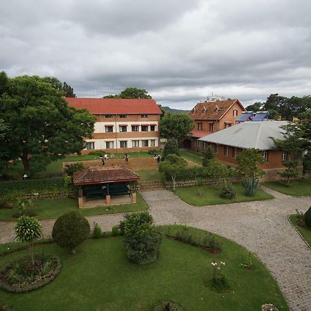 Lovasoa 4C Hotel Antsirabe Buitenkant foto