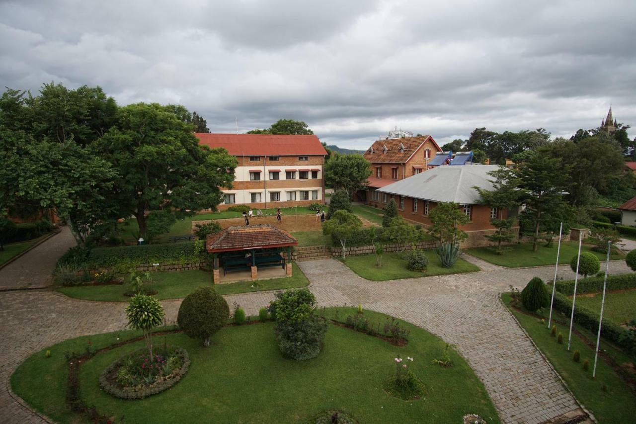 Lovasoa 4C Hotel Antsirabe Buitenkant foto