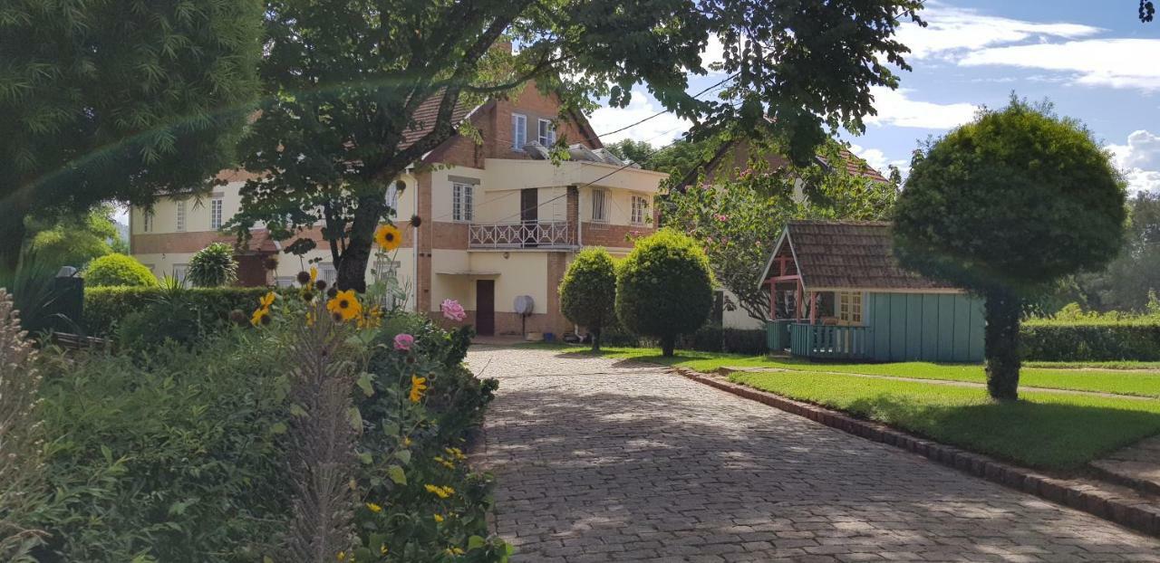 Lovasoa 4C Hotel Antsirabe Buitenkant foto