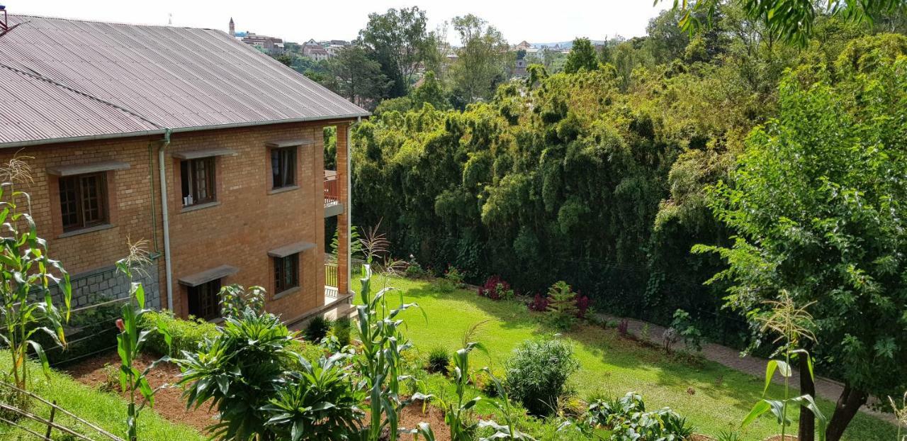 Lovasoa 4C Hotel Antsirabe Buitenkant foto