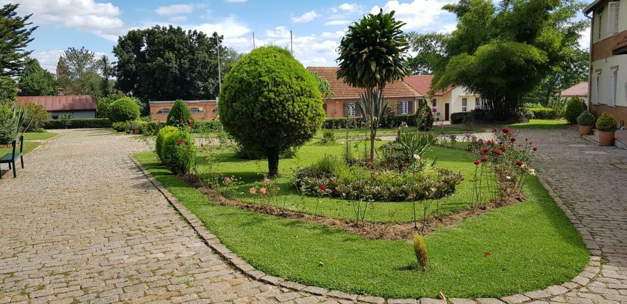 Lovasoa 4C Hotel Antsirabe Buitenkant foto