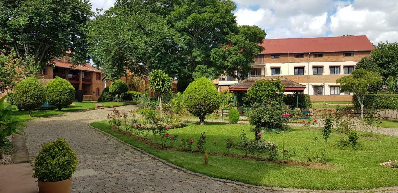 Lovasoa 4C Hotel Antsirabe Buitenkant foto