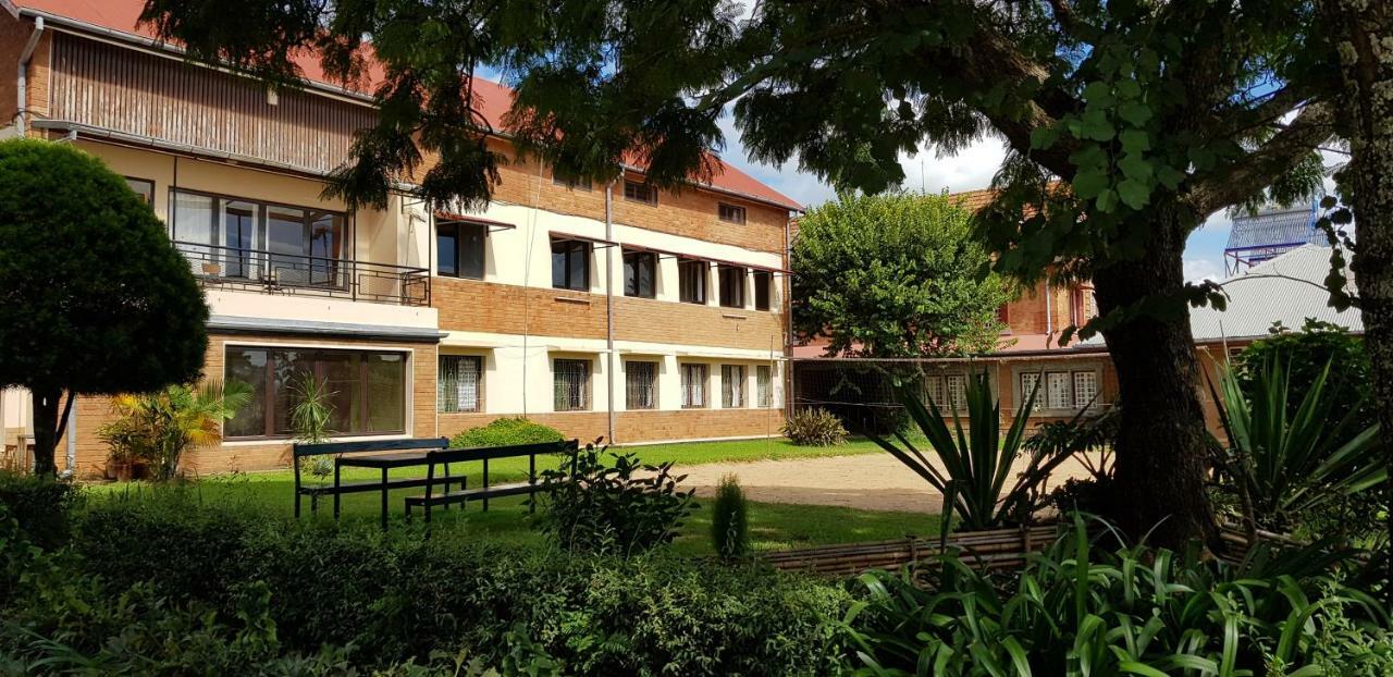 Lovasoa 4C Hotel Antsirabe Buitenkant foto
