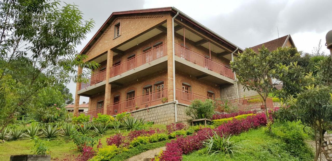 Lovasoa 4C Hotel Antsirabe Buitenkant foto