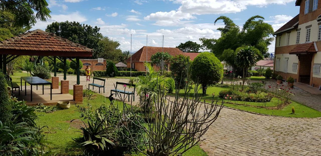 Lovasoa 4C Hotel Antsirabe Buitenkant foto