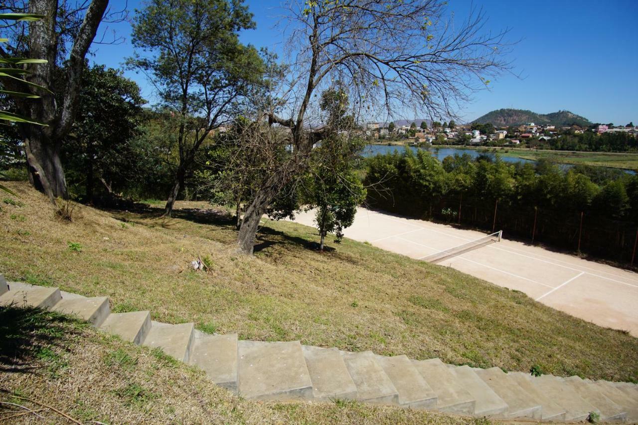 Lovasoa 4C Hotel Antsirabe Buitenkant foto