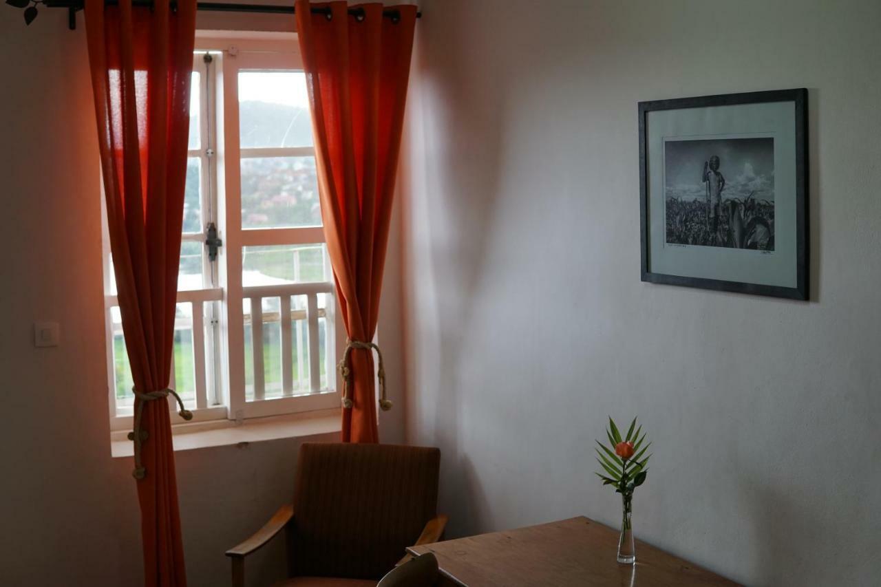 Lovasoa 4C Hotel Antsirabe Buitenkant foto