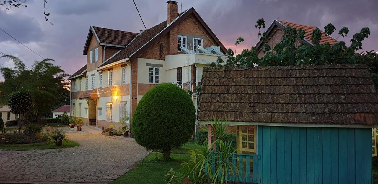Lovasoa 4C Hotel Antsirabe Buitenkant foto