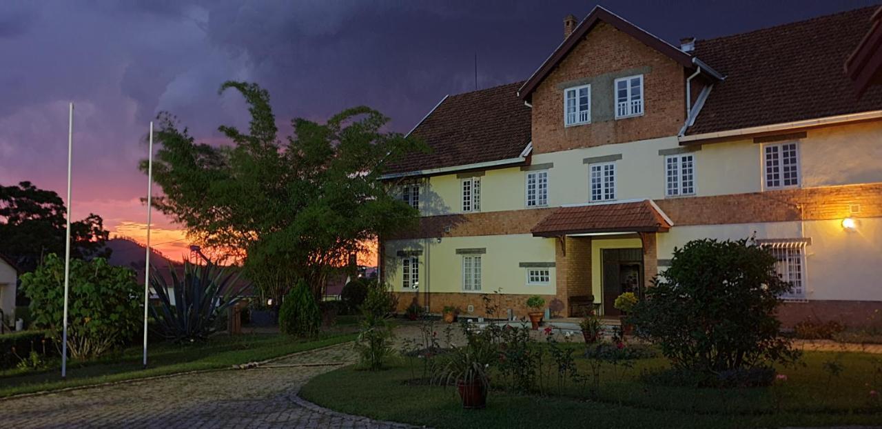 Lovasoa 4C Hotel Antsirabe Buitenkant foto