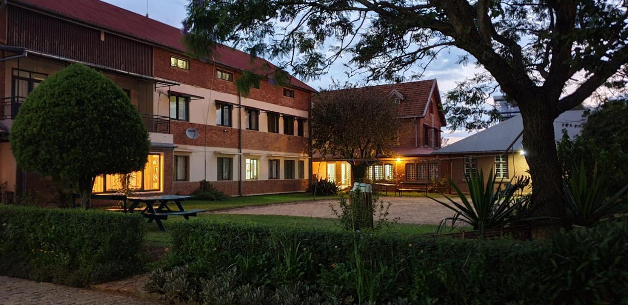 Lovasoa 4C Hotel Antsirabe Buitenkant foto